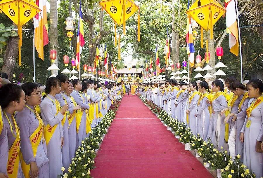 Rước Phật từ chùa Diệu Đế lên Tổ đình Từ Đàm.