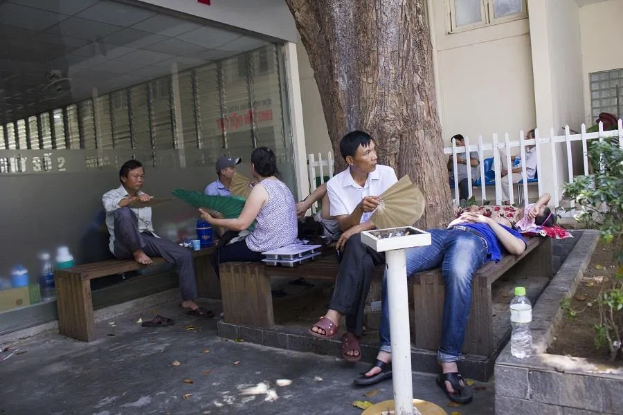 Vật vờ giữa nắng nóng ở bệnh viện ảnh 3