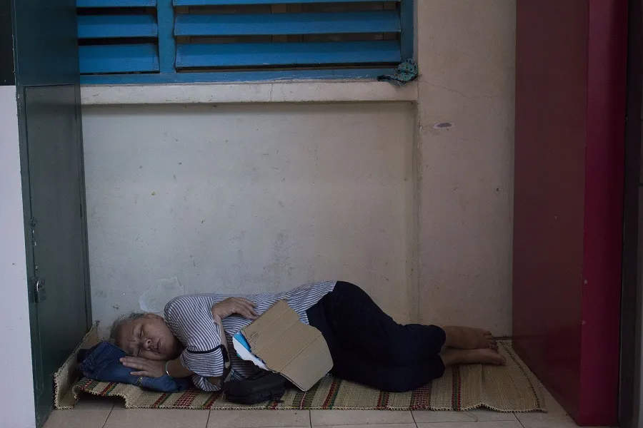 Vật vờ giữa nắng nóng ở bệnh viện ảnh 4