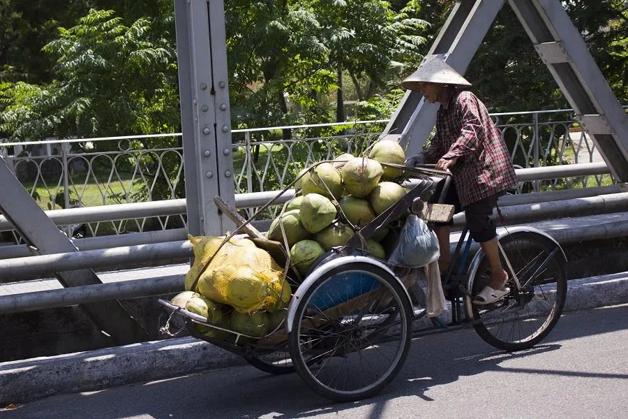 Vật vờ giữa nắng nóng ở bệnh viện ảnh 2