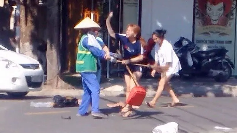 Trần Thị Yến Ly đánh chị Dương Thị Hoa (hình ảnh cắt từ clip)