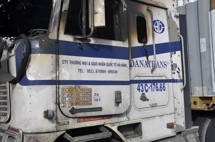 Xe đầu kéo liên tiếp húc 2 xe máy và ô tô rồi bốc cháy khiến 3 người thương vong ảnh 2