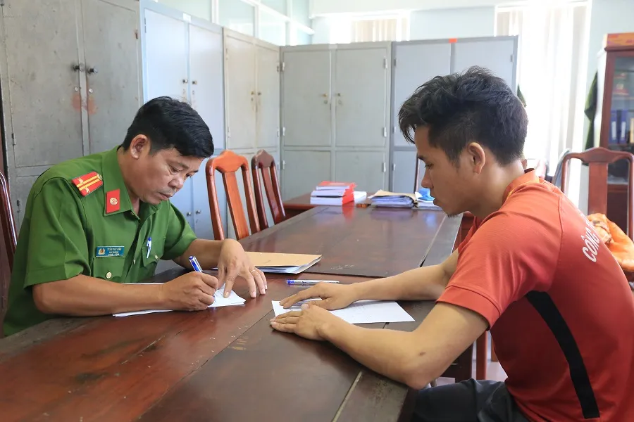 Công an đấu tranh với đối tượng cắt trộm cáp viễn thông