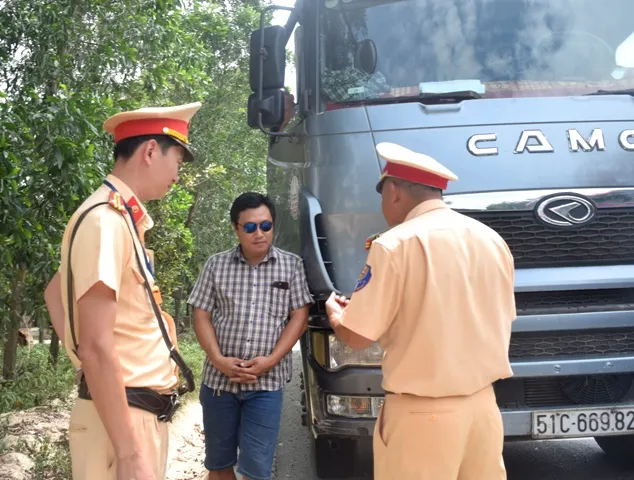 Tài xế điều khiển ô tô chở quá tải còn đe dọa CSGT  ảnh 1