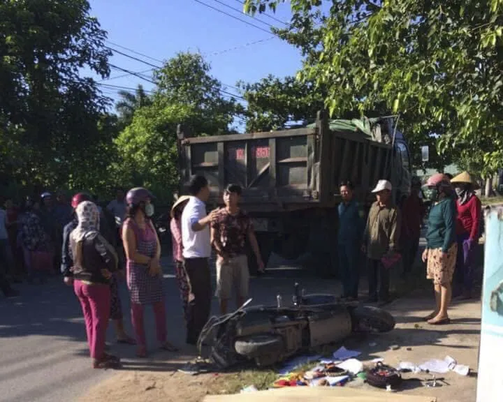 Va chạm giữa xe ben và xe máy, 3 mẹ con thương vong ảnh 1