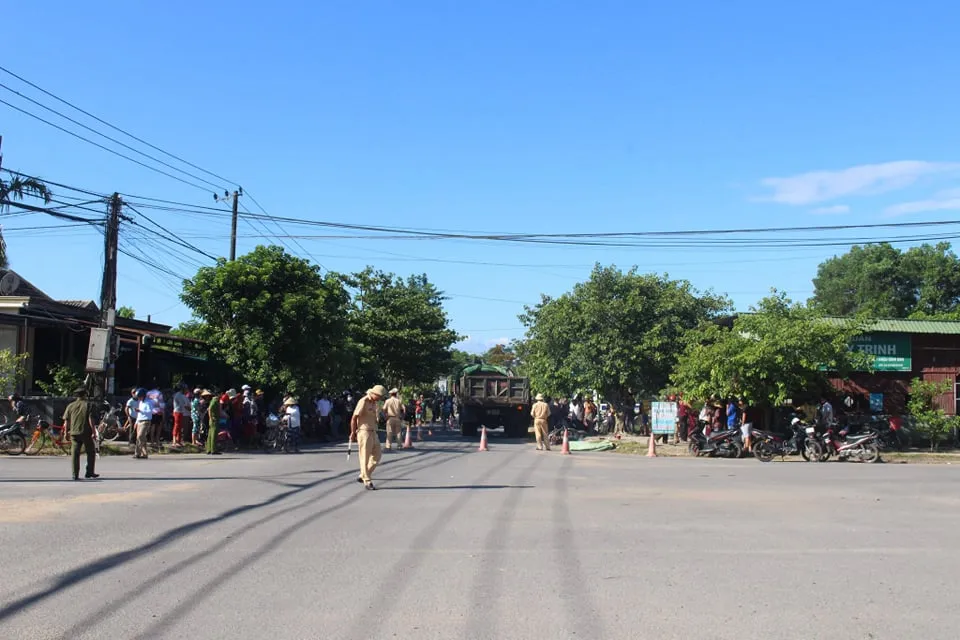 Va chạm giữa xe ben và xe máy, 3 mẹ con thương vong ảnh 2