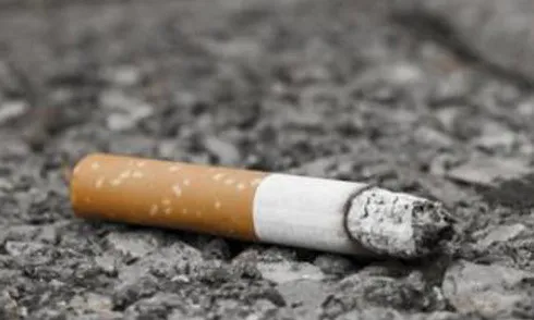 Vứt mẩu thuốc lá không đúng nơi quy định bị phạt từ 500.000 đồng đến 1.000.000 đồng ảnh 1