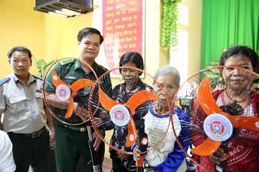 Tặng quạt điện và dê giống cho đồng bào nghèo A Lưới ảnh 1