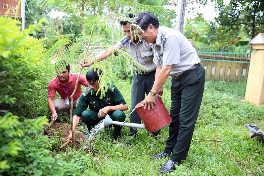 Tặng quạt điện và dê giống cho đồng bào nghèo A Lưới ảnh 2