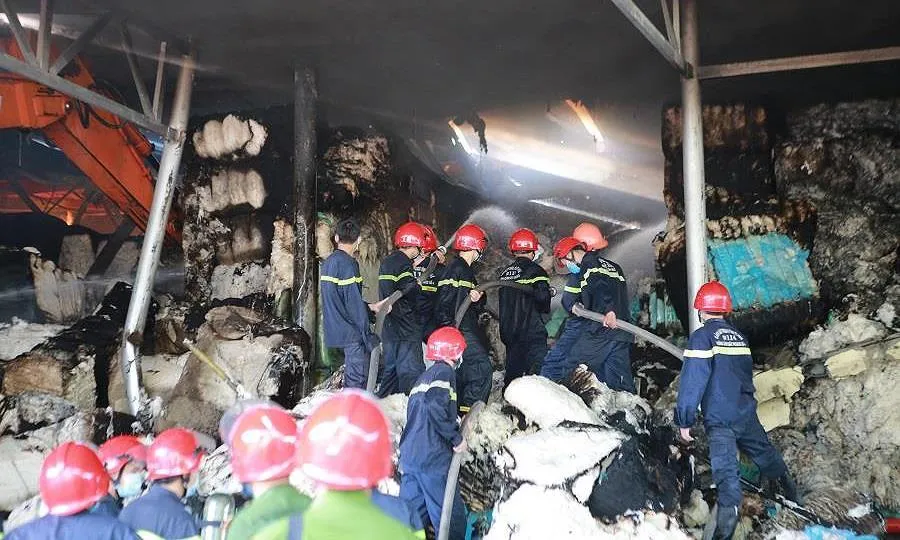 Lực lượng chức năng nỗ lực khống chế và dập tắt đám cháy.