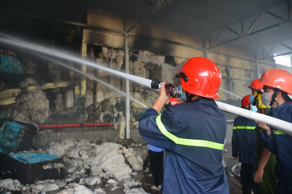 Nhai bánh mì, uống nước lọc cầm hơi cứu kho sợi 700 tấn hết cháy rồi lại cháy ảnh 1