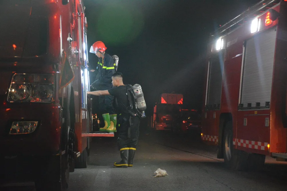 Nhai bánh mì, uống nước lọc cầm hơi cứu kho sợi 700 tấn hết cháy rồi lại cháy ảnh 10