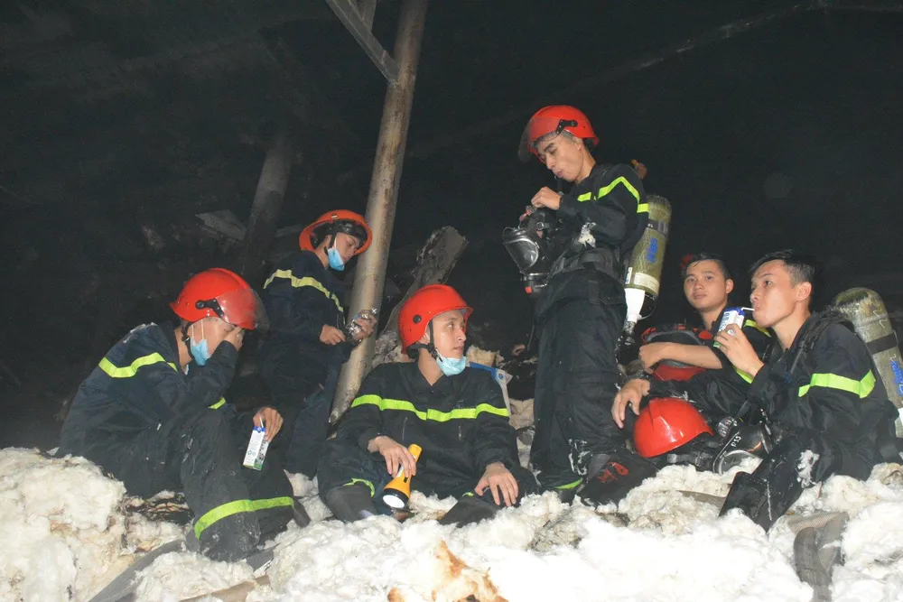 Nhai bánh mì, uống nước lọc cầm hơi cứu kho sợi 700 tấn hết cháy rồi lại cháy ảnh 7