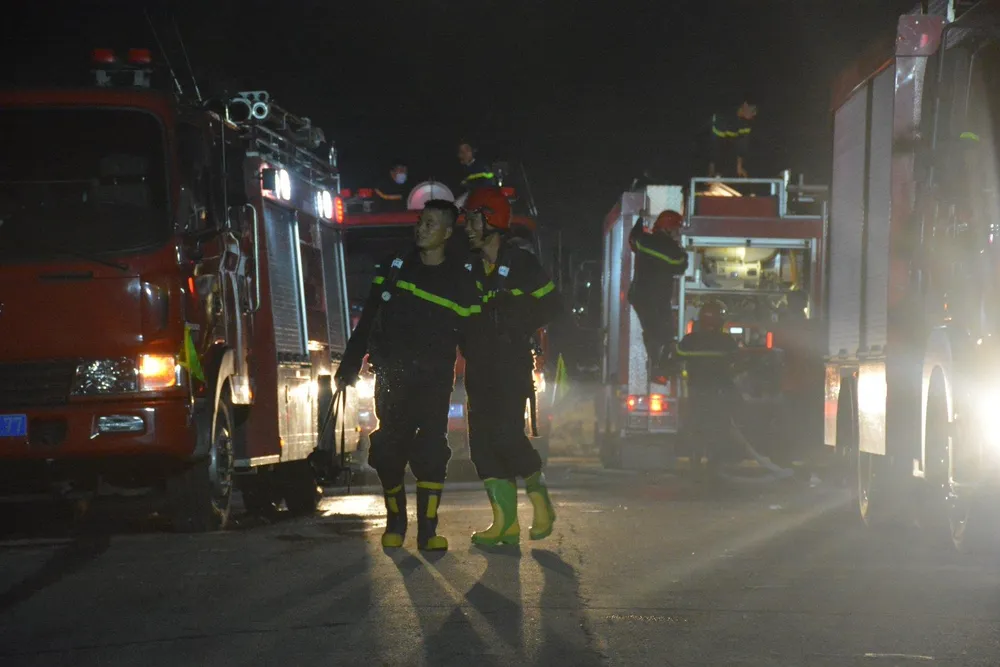 Nhai bánh mì, uống nước lọc cầm hơi cứu kho sợi 700 tấn hết cháy rồi lại cháy ảnh 11