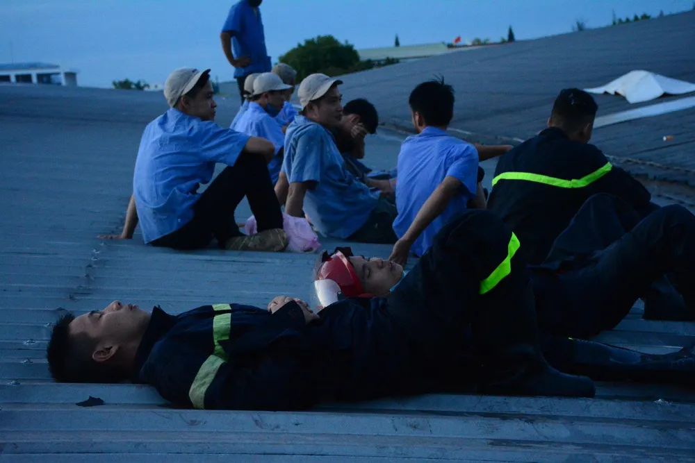 Nhai bánh mì, uống nước lọc cầm hơi cứu kho sợi 700 tấn hết cháy rồi lại cháy ảnh 8