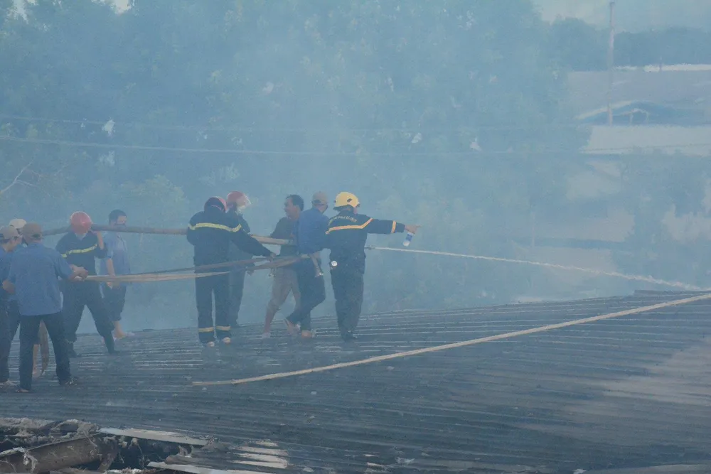 Nhai bánh mì, uống nước lọc cầm hơi cứu kho sợi 700 tấn hết cháy rồi lại cháy ảnh 4