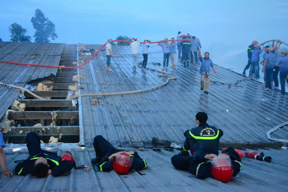 Nhai bánh mì, uống nước lọc cầm hơi cứu kho sợi 700 tấn hết cháy rồi lại cháy ảnh 9