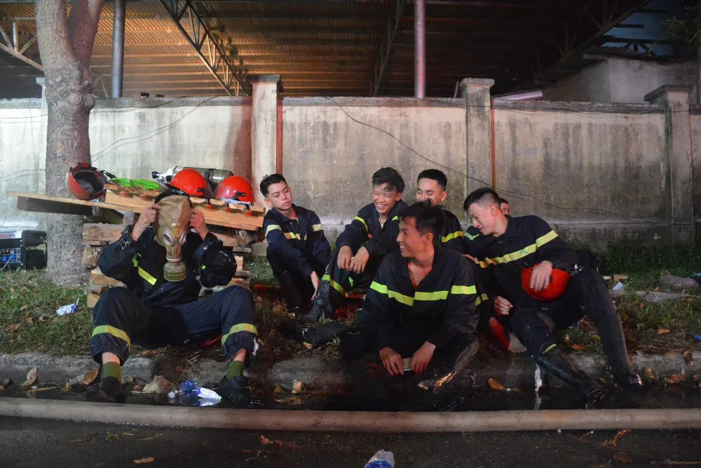 Nhai bánh mì, uống nước lọc cầm hơi cứu kho sợi 700 tấn hết cháy rồi lại cháy ảnh 13