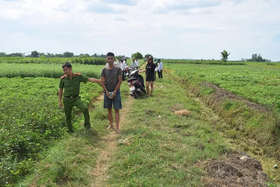 Bắt đôi nam nữ đang bị truy nã dùng mã tấu chống trả công an ảnh 2