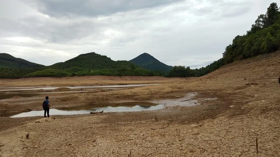 Hồ thủy lợi cạn nước, thủy điện dừng phát điện ảnh 3