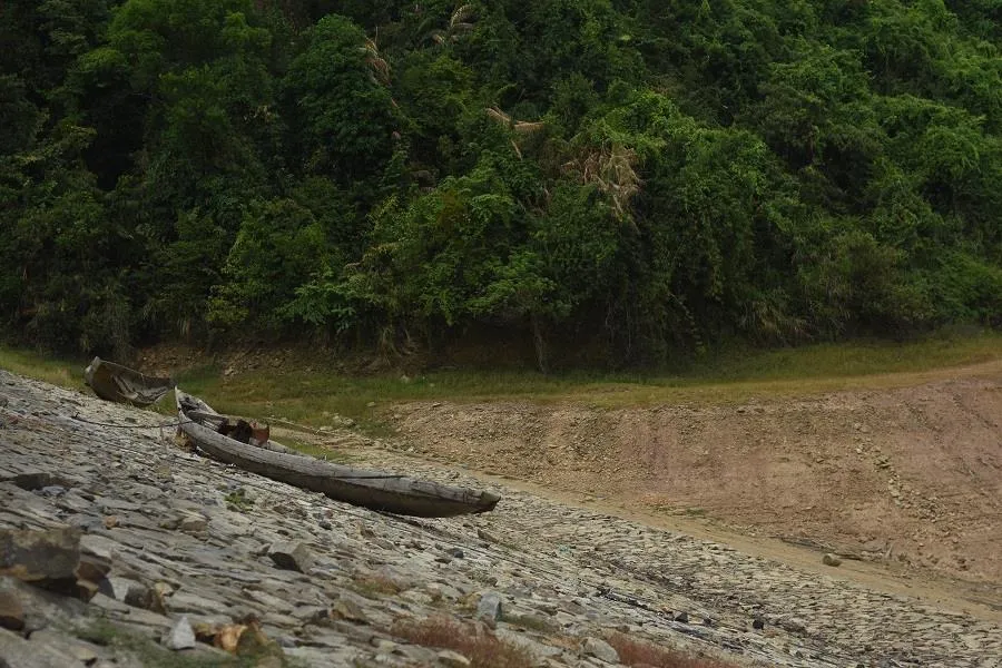 Hồ thủy lợi cạn nước, thủy điện dừng phát điện ảnh 1