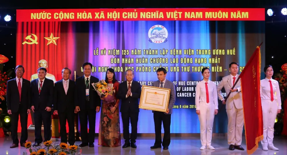 Bệnh viện Trung ương Huế đón nhận Huân chương lao động hạng Nhất ảnh 1