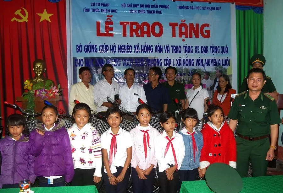 Tặng bò giống cho người nghèo nơi biên giới  ảnh 1