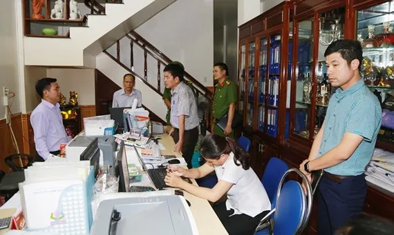 Bắt cựu nhân viên hàng không nhận 12 tỷ chạy án cho “trùm cát lậu” tại Huế ảnh 2