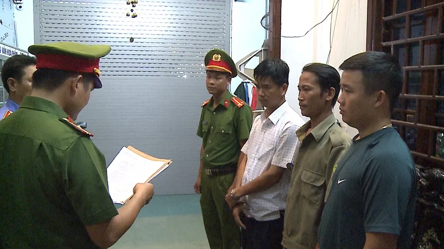 Đọc lệnh bắt giam Phạm Hồng Hải (áo trắng)