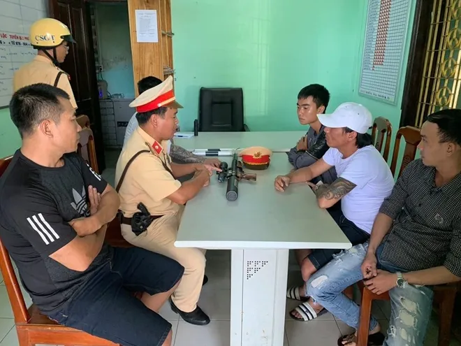 Bắt giữ đối tượng chĩa súng uy hiếp xe khách  ảnh 1