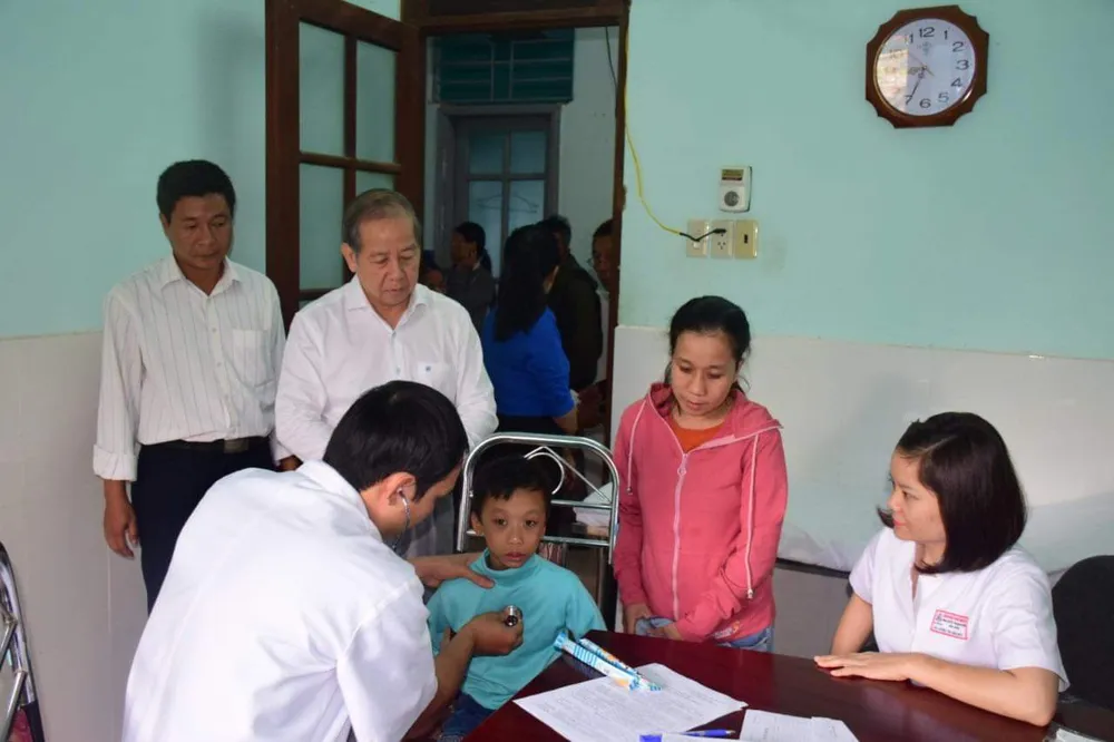 Chủ tịch UBND tỉnh cùng bác sĩ đi khám bệnh cho người nghèo biên giới ảnh 1
