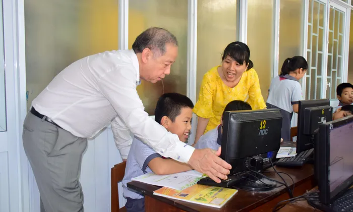 Chủ tịch UBND tỉnh Thừa Thiên – Huế cùng học môn Đạo đức với học sinh tiểu học ảnh 4