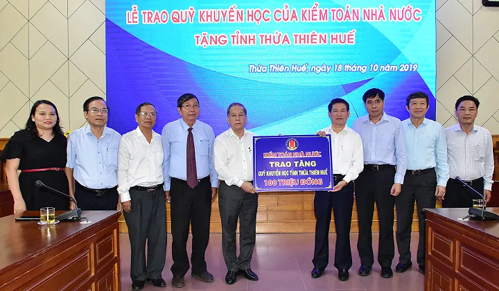 Bảo tàng Hồ Chí Minh Thừa Thiên-Huế tiếp nhận khối đá Saphia nặng 14 tấn ảnh 2