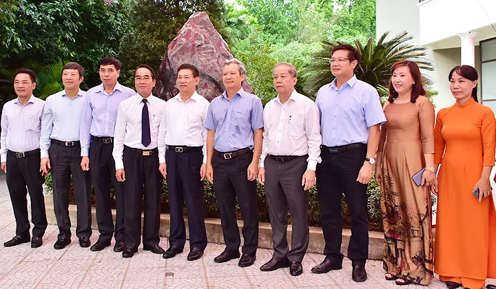 Bảo tàng Hồ Chí Minh Thừa Thiên-Huế tiếp nhận khối đá Saphia nặng 14 tấn ảnh 1