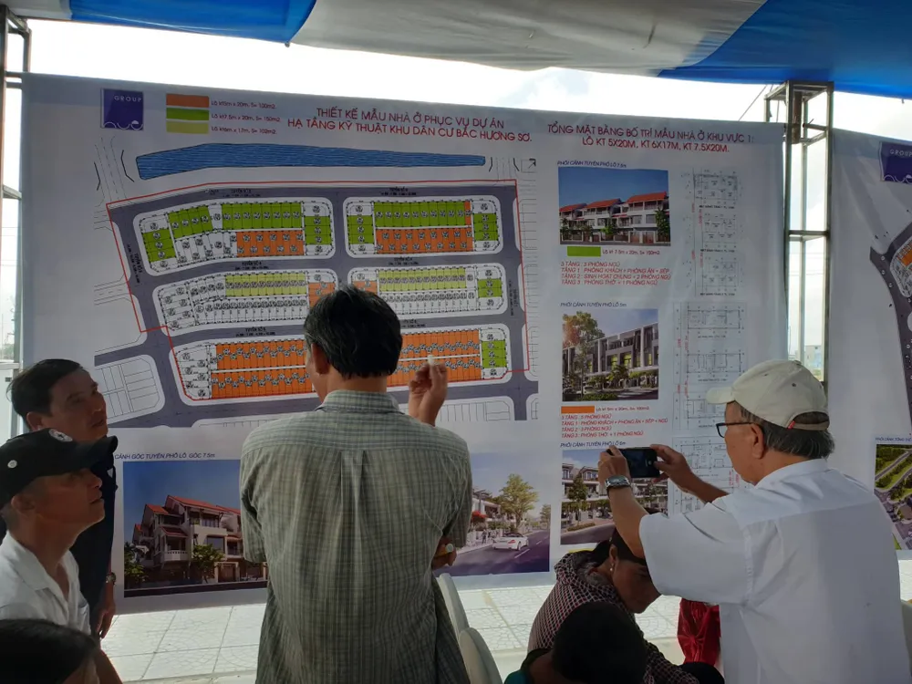 Chủ tịch tỉnh trực tiếp dẫn người dân đến xem khu tái định cư ảnh 3