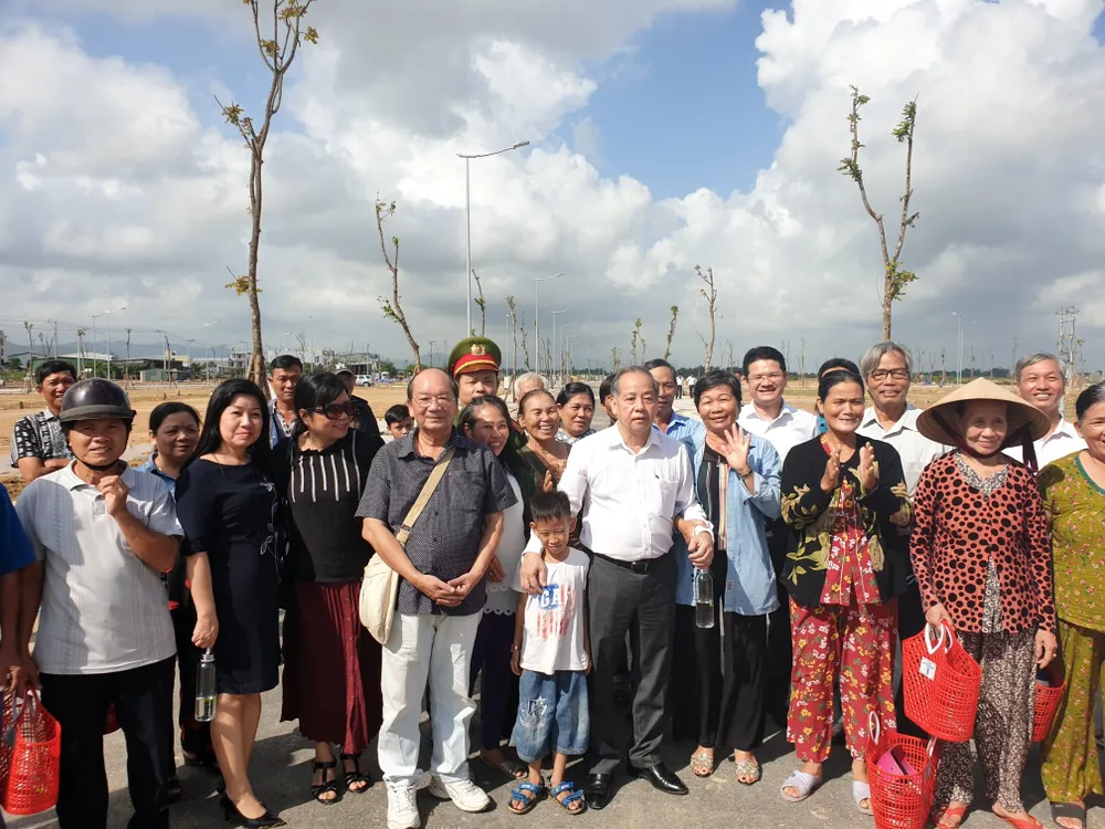 Chủ tịch tỉnh trực tiếp dẫn người dân đến xem khu tái định cư ảnh 1