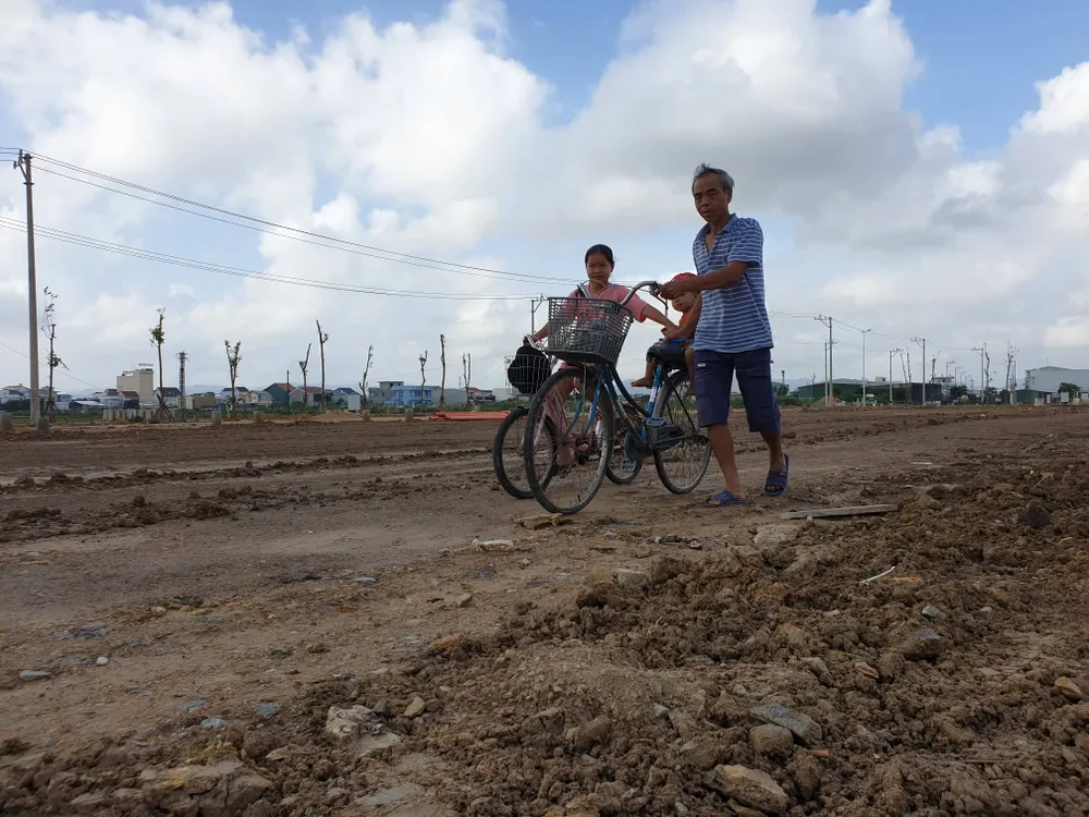 Chủ tịch tỉnh trực tiếp dẫn người dân đến xem khu tái định cư ảnh 4