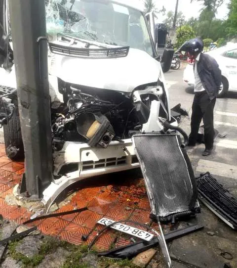 Ô tô tông cột điện, nhiều người Hàn Quốc bị thương ảnh 2