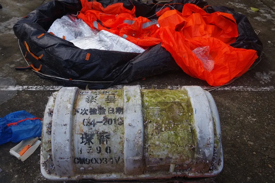 Sau chất nghi ma túy, người dân lại nhặt được vật thể lạ ven biển ảnh 2