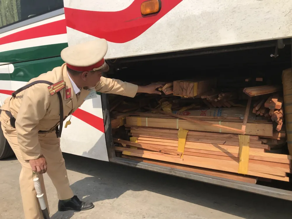 CSGT truy bắt xe khách chở hàng lậu  ảnh 2