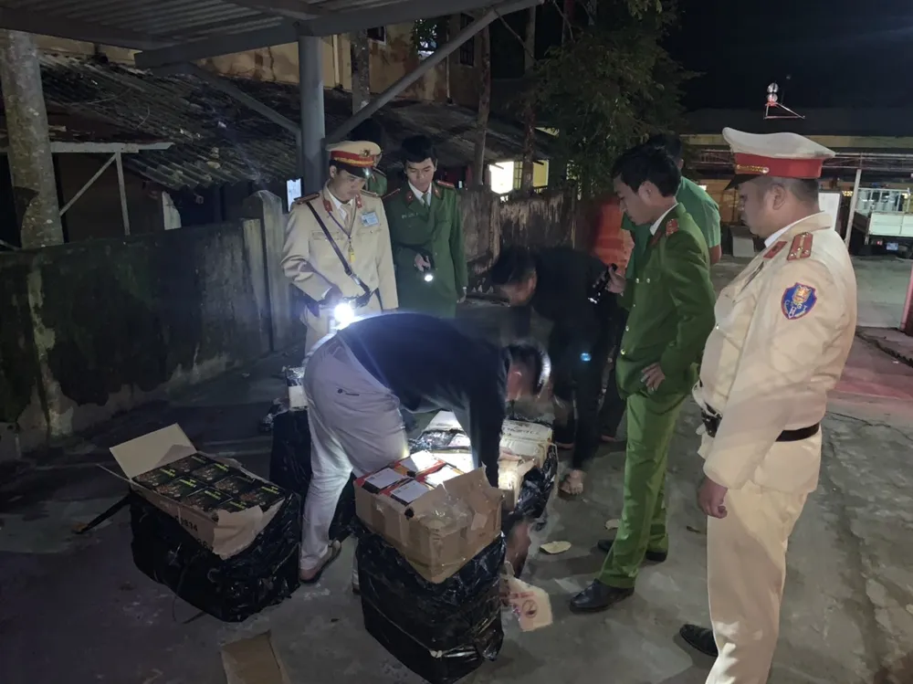 Lực lượng CSGT bắt quả tang xe khách chở 4.320 viên pháo lậu