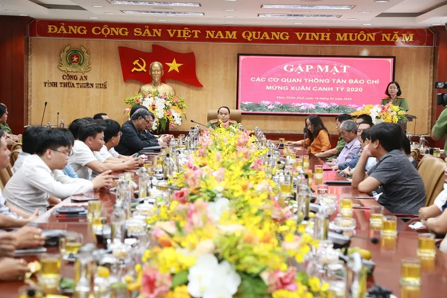 Khen thưởng các nhà báo có thành tích tuyên truyền đảm bảo an ninh, trật tự ảnh 1