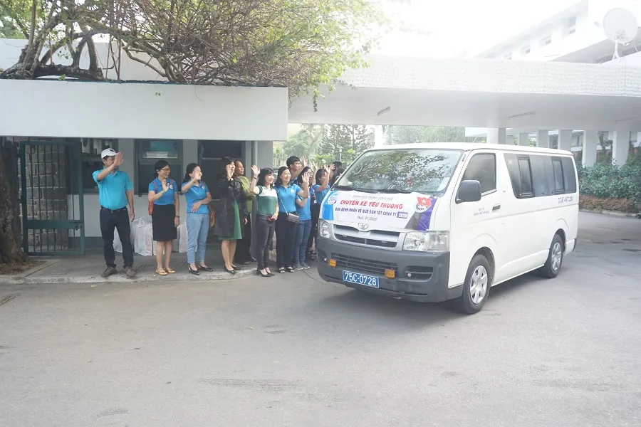 Bệnh viện Trung ương Huế đưa 200 bệnh nhân ở xa về quê ăn tết ảnh 2