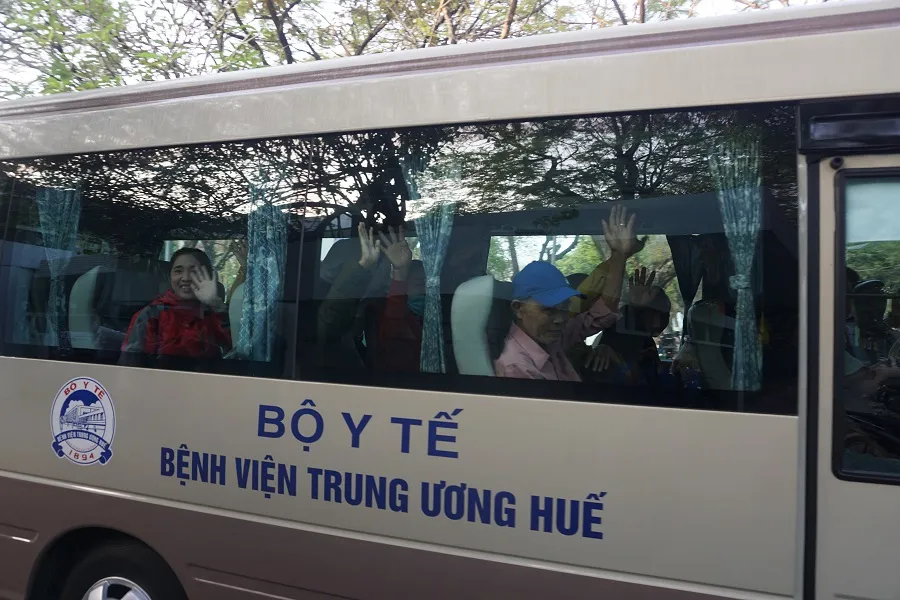 Bệnh viện Trung ương Huế đưa 200 bệnh nhân ở xa về quê ăn tết ảnh 1