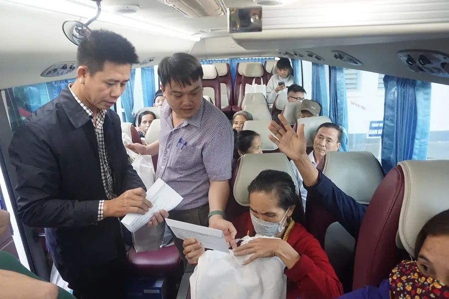 Bệnh viện Trung ương Huế đưa 200 bệnh nhân ở xa về quê ăn tết ảnh 3