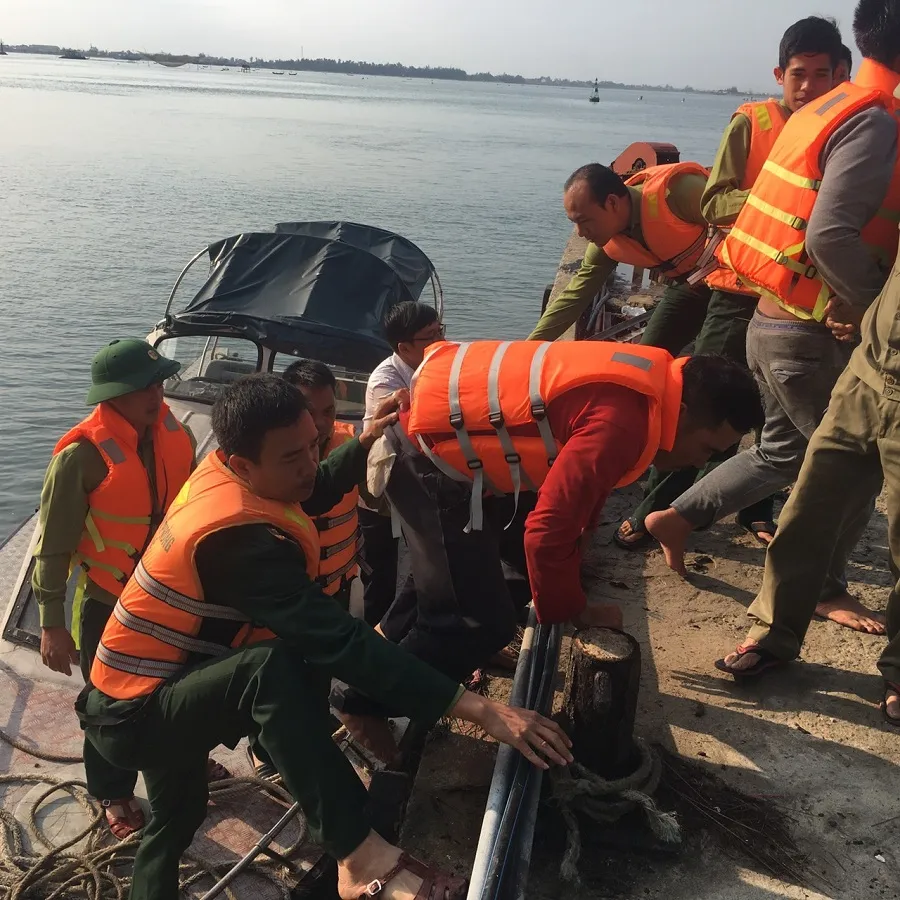 Cứu 11 thuyền viên gặp nạn trên vùng biển Thừa Thiên – Huế ảnh 1