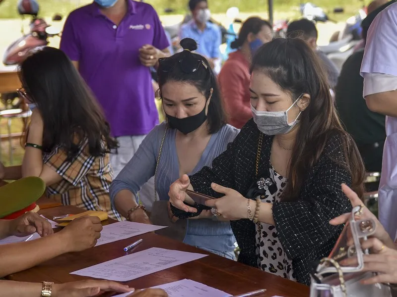 Hàng ngàn người tham gia giao thông tự nguyện kiểm tra y tế tại các chốt kiểm soát dịch Covid-19 ảnh 2
