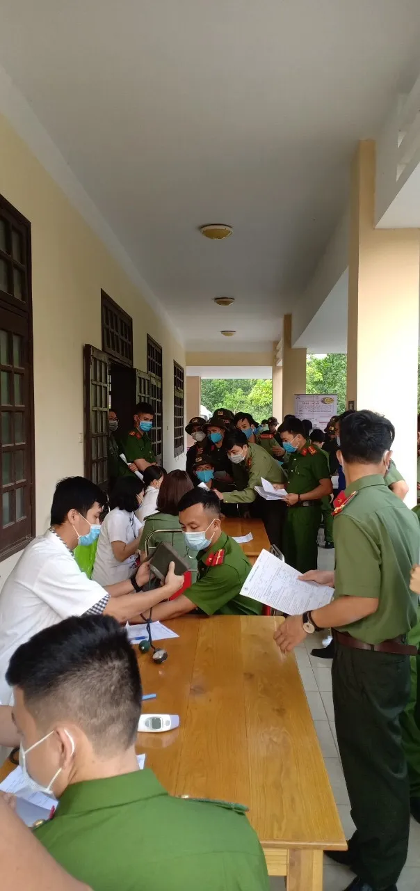 Cán bộ, chiến sĩ Công an Quảng Trị hiến máu cứu người bệnh cấp cứu ảnh 1