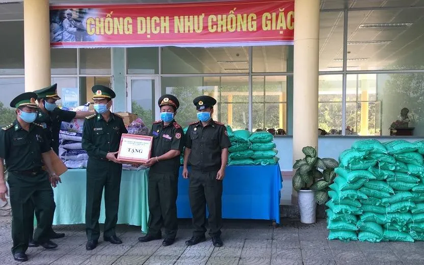 Tặng vật tư y tế giúp nước bạn Lào phòng chống dịch Covid-19 ảnh 2