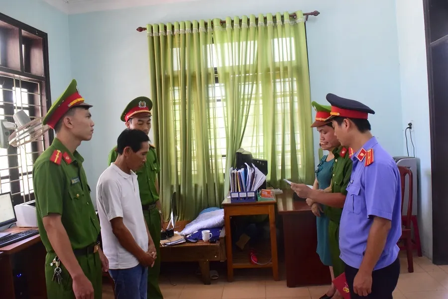 Khởi tố đối tượng dùng chày gỗ đuổi vợ gây thương tích 45% ảnh 1